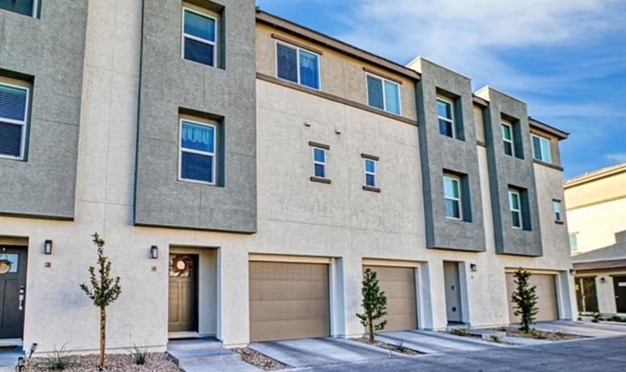 Primary Photo - MOVE IN SPECIAL-SEE DETAILS FOR THIS BEAUT...