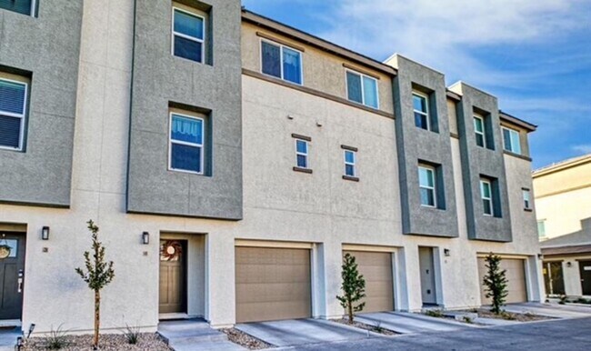 Foto del edificio - BEAUTIFUL 3 BEDROOM 3 BATH TRI-LEVEL HOME ...