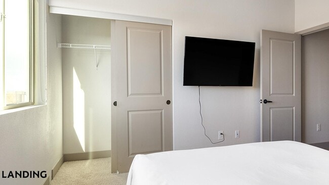 Foto del edificio - 300 E Fremont Pl