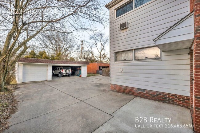 Foto del edificio - "Modern Elegance: Spacious 3 Bed, 1.5 Bath...