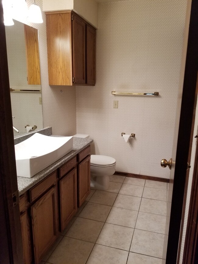 Main bathroom - 3200 W Britton Rd