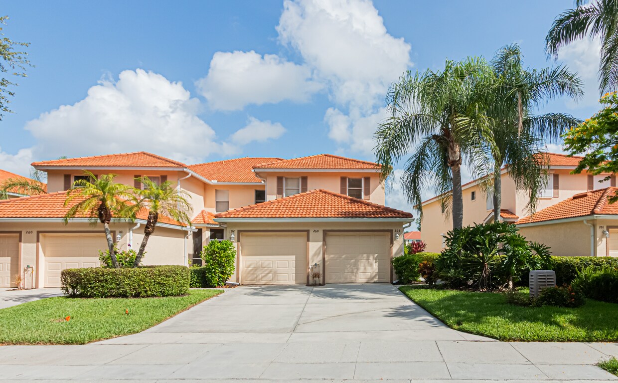 Primary Photo - Spacious Lakeview Coach Home in Sherwood –...