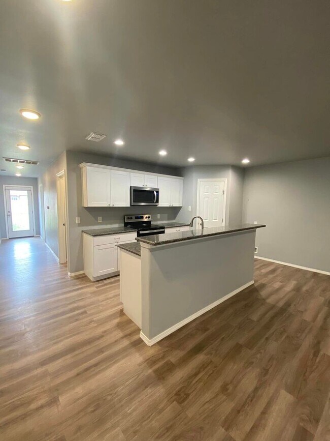 Foto del edificio - Lincoln 16 - 1304 N Colton Avenue