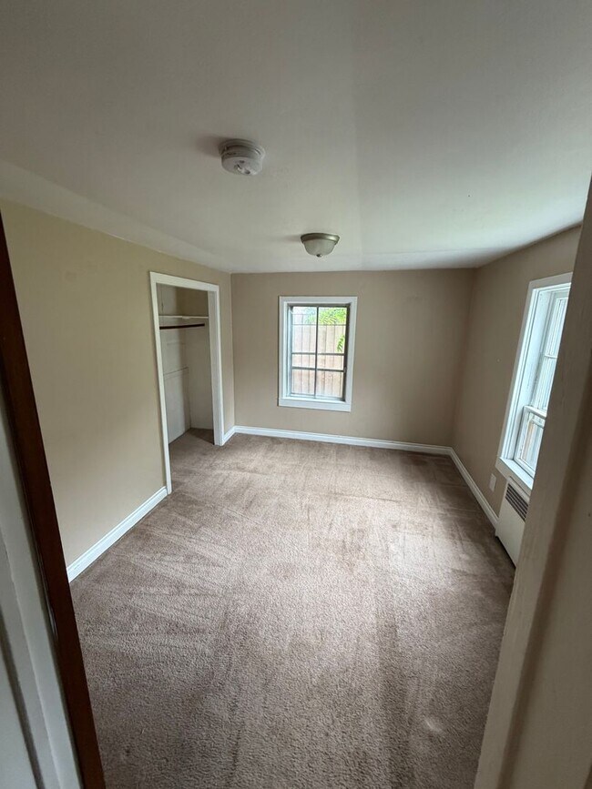 Foto del edificio - Old Ballard Craftsman House with Large Yard!