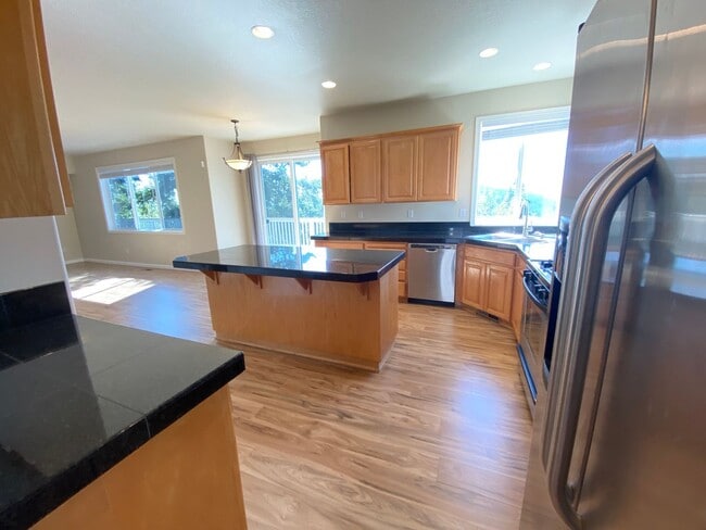 Building Photo - Beautiful 6 Bedroom Happy Valley Home!