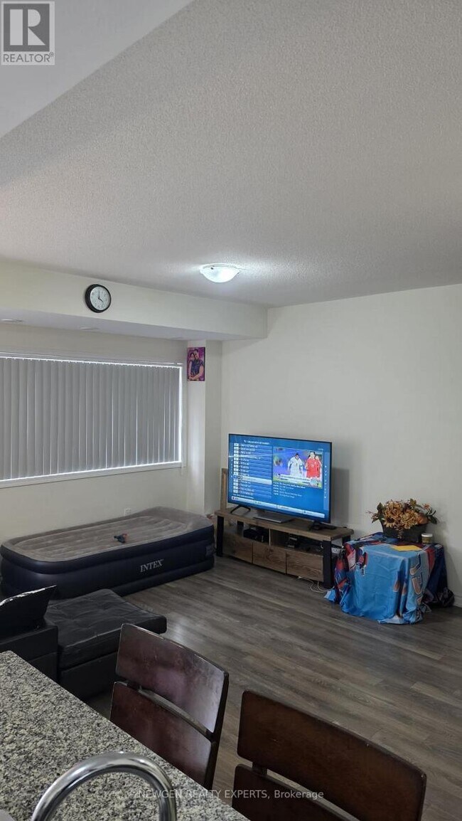 Photo du bâtiment - 230 Lagerfeld Dr