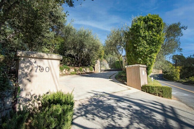 Foto del edificio - 700 E Mountain Dr