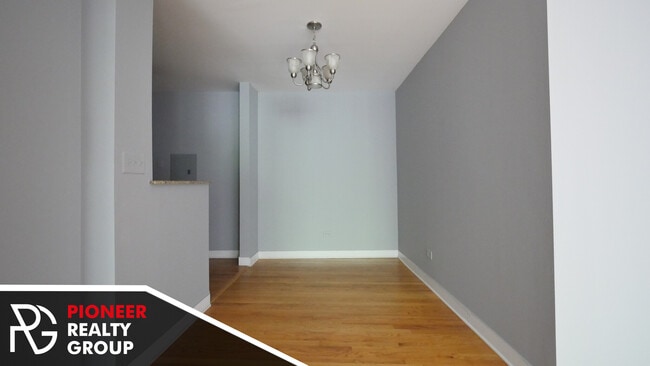 Building Photo - 625 W Wrightwood Ave