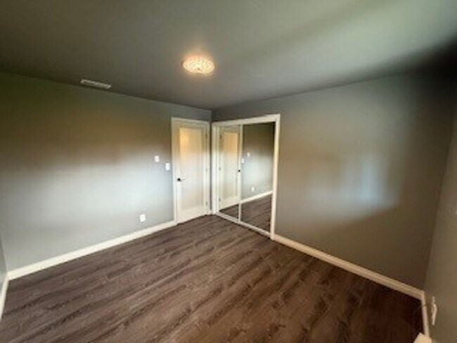 Building Photo - 3 Bedroom 1 Bath Updated Home with Large P...