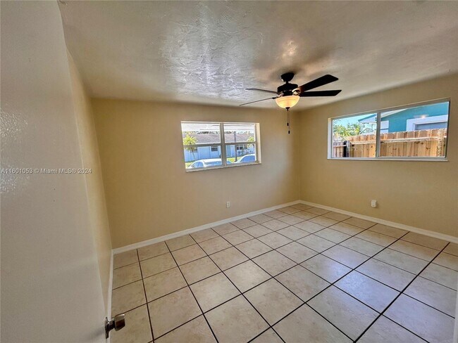 Foto del edificio - 1901 Southwest 97th Terrace Apt #1, Mirama...