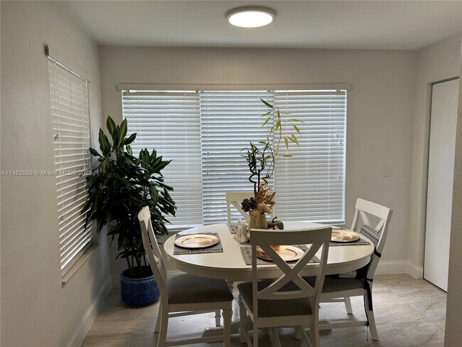 Foto del edificio - 3380 Pinewalk Dr N