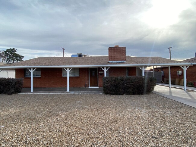 Foto del edificio - 3 Bedroom Home in Phoenix with lots of cha...