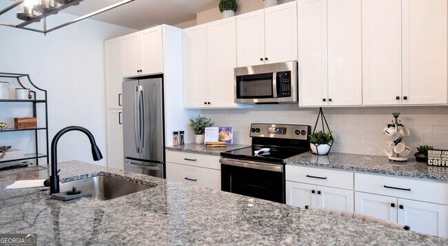 Building Photo - 2250 Oak Rd SW