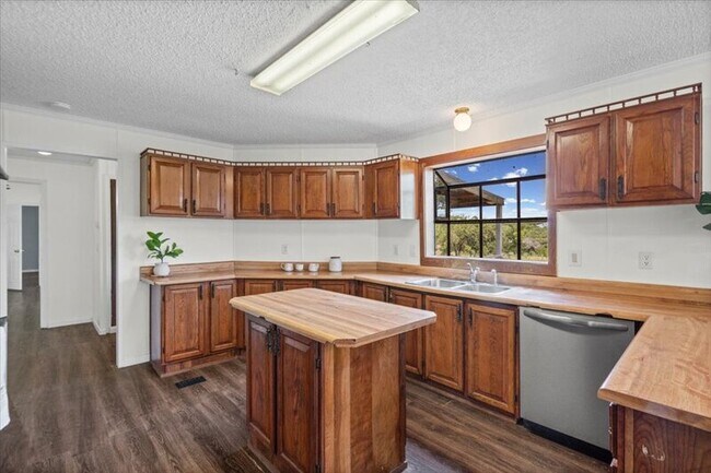Foto del edificio - 13501 Nutty Brown Rd