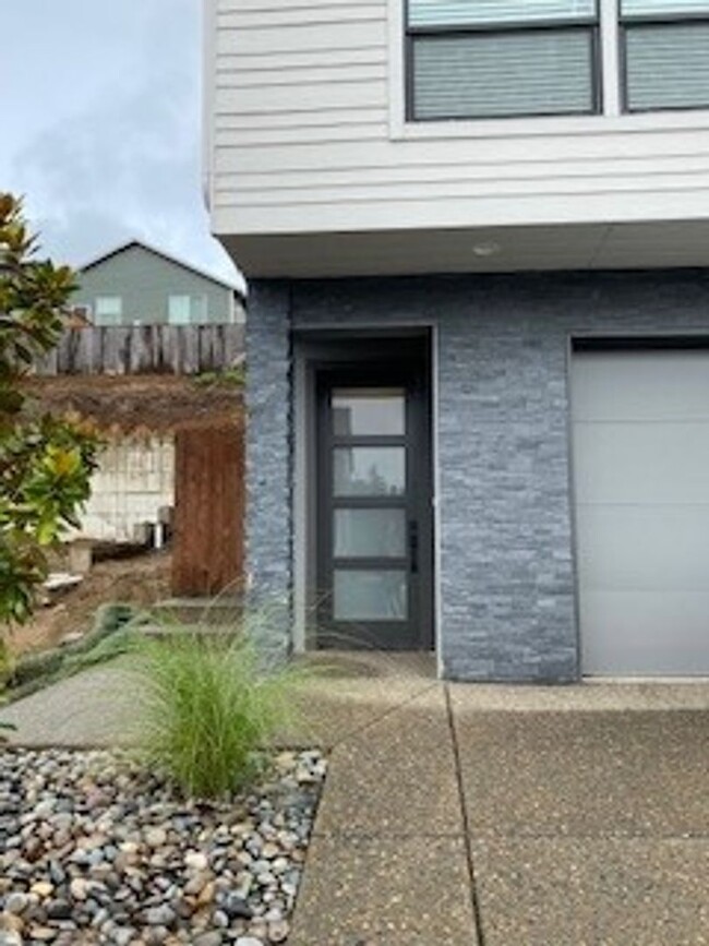 Building Photo - Welcome to the Beautiful Modern Townhome i...