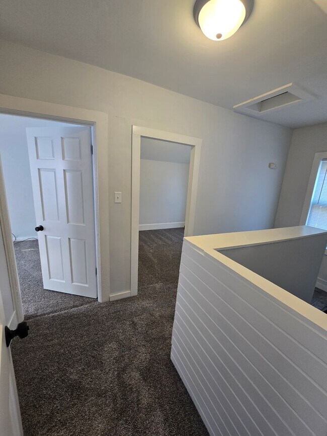 Foto del edificio - Beautiful 4 bed / 2 bath with garage and fenced yard on north side!