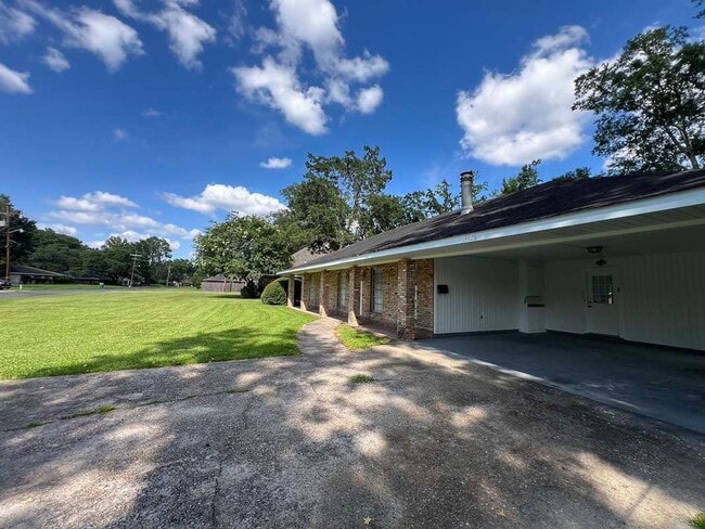 Building Photo - Baker's Historic Buffwood Subdivision, 3 bedroom, 2 bath home loaded with amenities