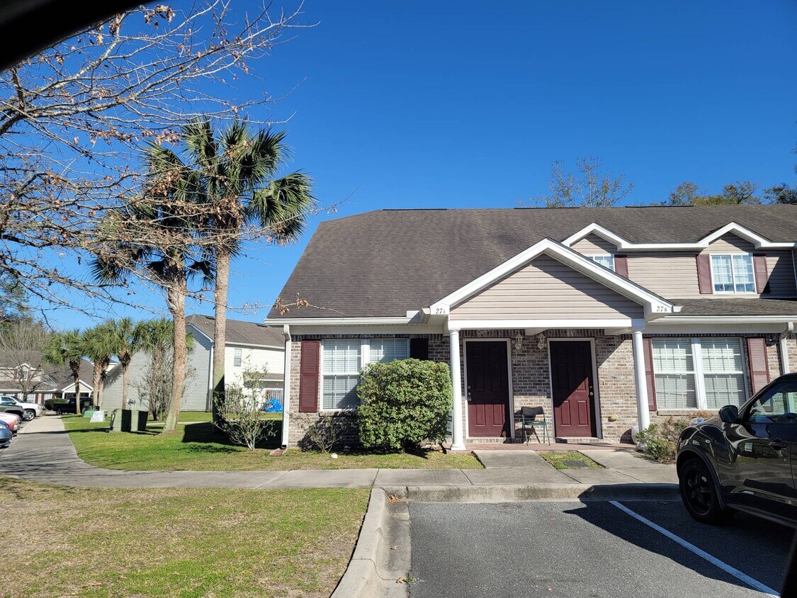 27 Guinevere Ln, Crawfordville, FL 32327 Townhouse for Rent in