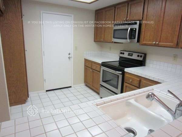 Building Photo - 4889 Knollcrest Dr