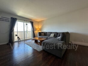 Building Photo - 3160-3160 De Montreuil Ct