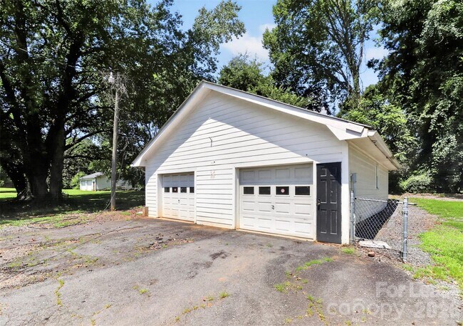 Foto del edificio - 6901 Ridge Ln Rd