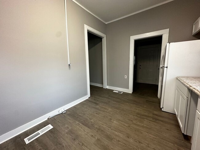 Building Photo - 213 E Main St