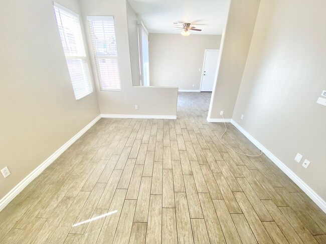 Building Photo - ADORABLE 4 BEDROOM 2.5 BATHROOM 2 STORY HO...
