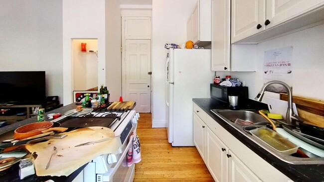 Building Photo - Duplexed Lakeview Three Bedroom Two Bath