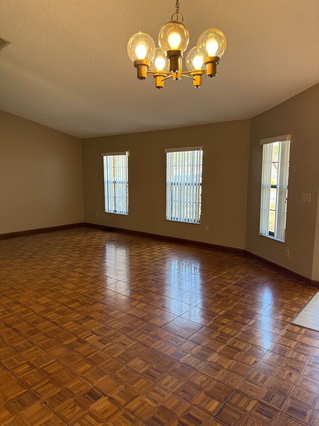 Building Photo - 4 bedroom