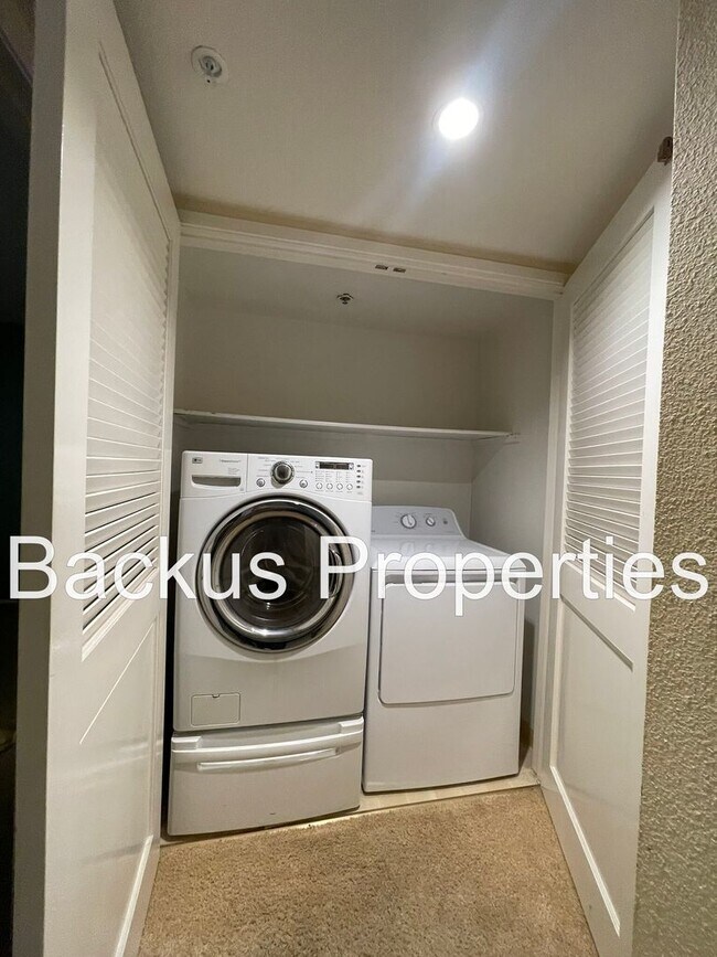 Building Photo - Beautiful two bedroom unit set in hills of Del Rey Oaks