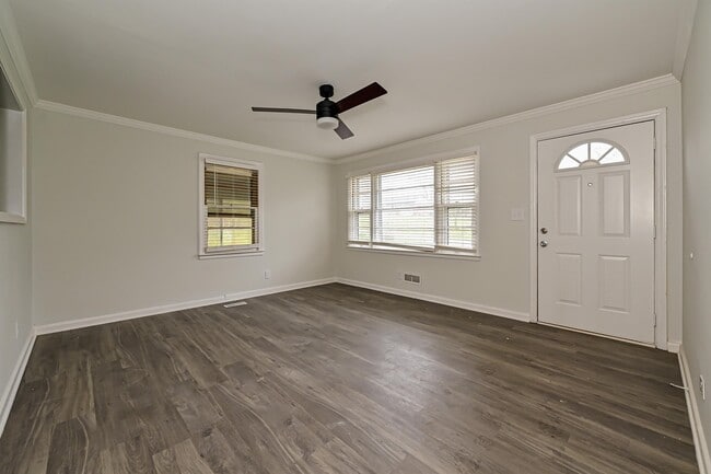 Foto del edificio - 1640 Eaves Rd