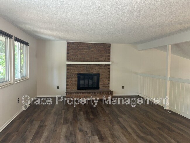 Building Photo - 10860 Stuart Cir