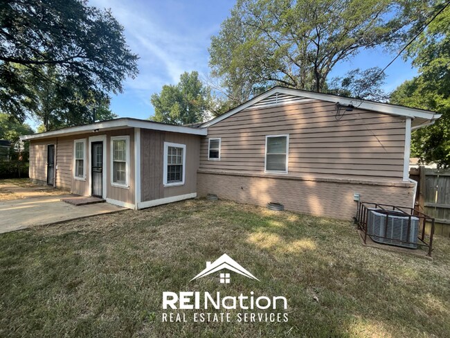Building Photo - HOT LISTING! 3BR/1.5BA Memphis Gem | Hardwoods & Fenced Yard | 2-Car Garage!