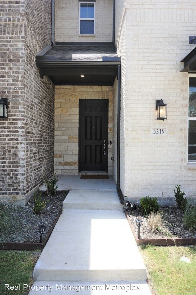 Building Photo - 3 br, 2.5 bath House - 3219 Midnight Drive