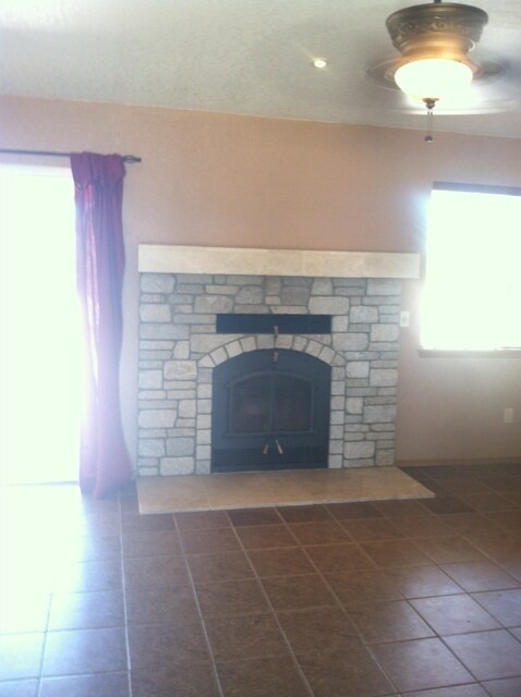 Foto del edificio - 3 BEDROOM VICTORVILLE HOME ON SPACIOUS LOT IN VICTORVILLE