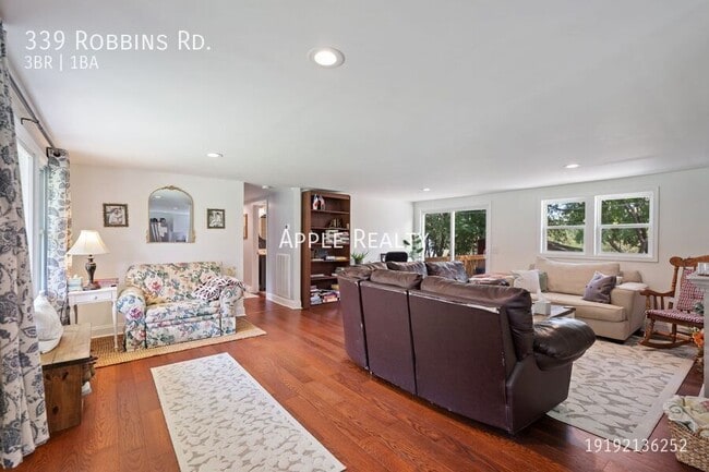 Foto del edificio - 339 Robbins Rd