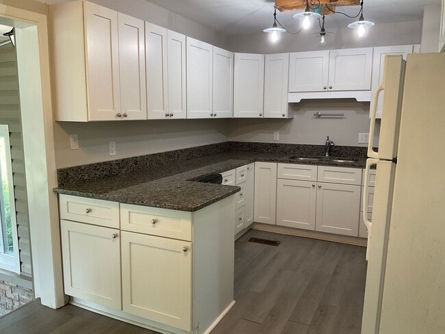 Building Photo - 104 Greencrest Cir