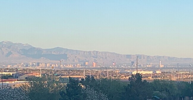 Building Photo - HENDERSON TOWN HOUSE W/ CITY VIEWS!!