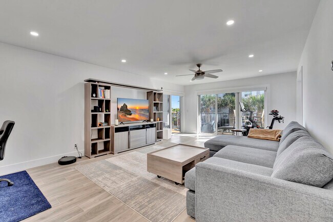 Building Photo - 1206 S Lake Dr