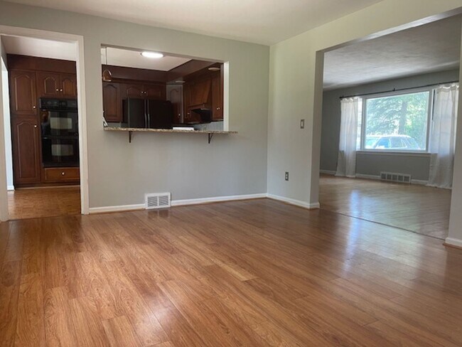Building Photo - 3 Bedroom / 1.5 Bath Home - East Rochester...