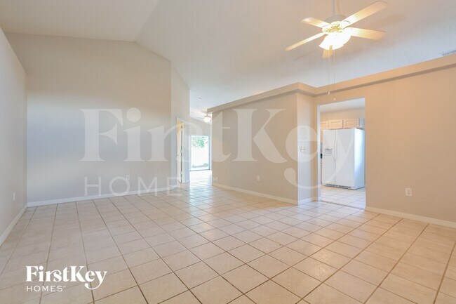 Building Photo - 521 Finch Ln
