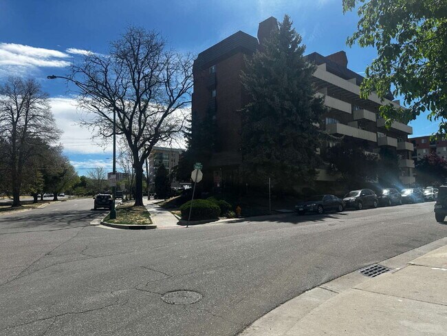 Foto del edificio - Available June 1st! "Chic & Cozy 1-Bed Furnished Condo in Denver's Desirable Hale Neighborhood!"