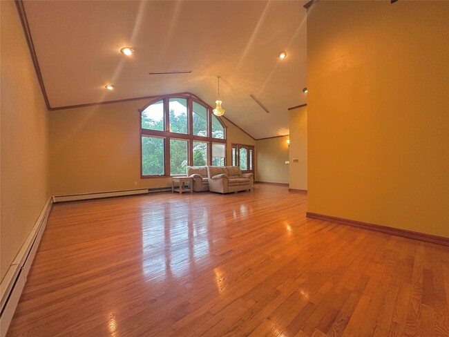 Foto del edificio - 41 Flower Hill Rd