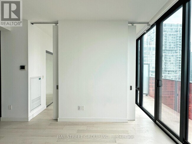 Photo du bâtiment - 215 Queen St W