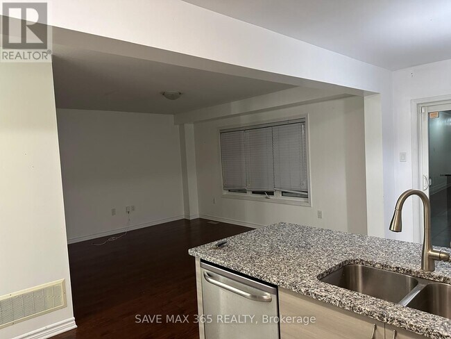 Building Photo - 270 Grovehill Cres