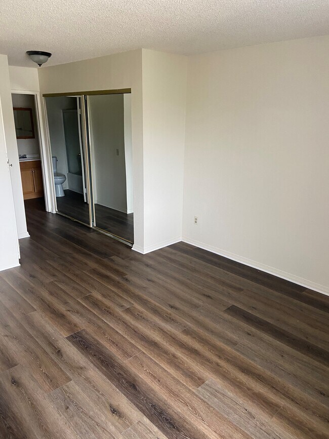 Building Photo - 1330 S Sunset Ave