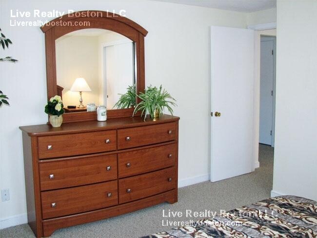 Building Photo - 12 Totman Dr