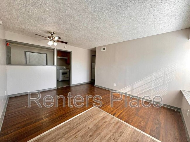 Building Photo - 413 E 58th St N