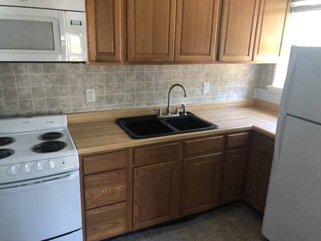 Clean kitchen - 145 18th Ave S