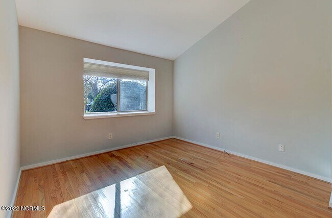 Building Photo - 218 St Luke Ct